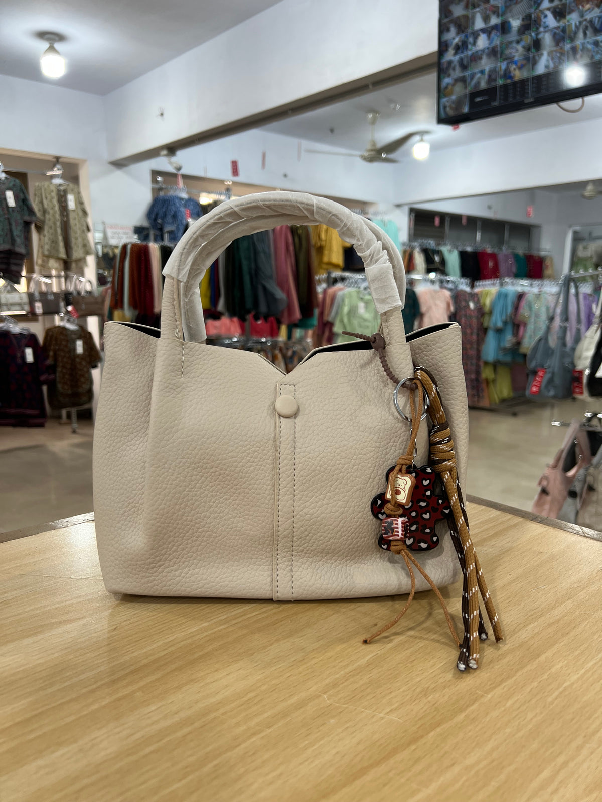 Premium Handbag for Women with Stylish Keychain – Available in 5 Colors